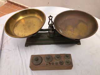 Antigua balanza con pesas