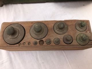 Antigua balanza con pesas