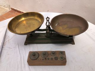 Antigua balanza con pesas