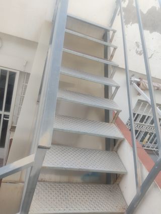 Escalera patio exterior de acero galvanizado 