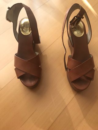 Sandalias Michael kors color marrón