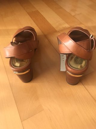 Sandalias Michael kors color marrón