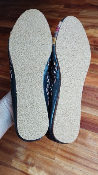 zapatos negros con colores