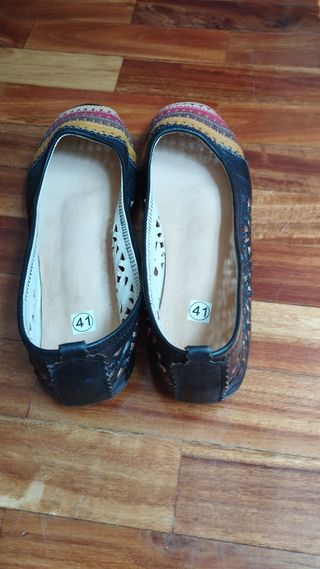 zapatos negros con colores