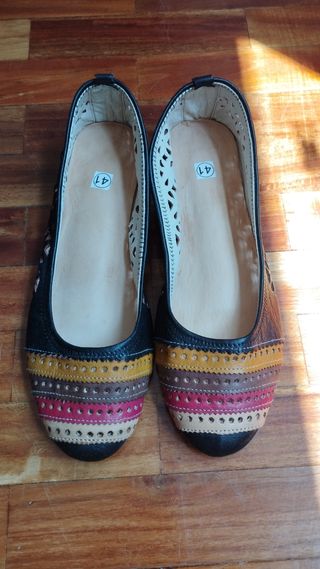 zapatos negros con colores