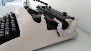Maquina de escribir maletín olivetti Lettera 10. 