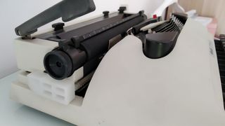 Maquina de escribir maletín olivetti Lettera 10. 