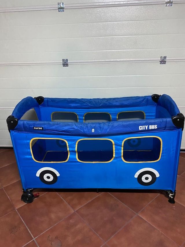Cuna de viaje con forma de autobús