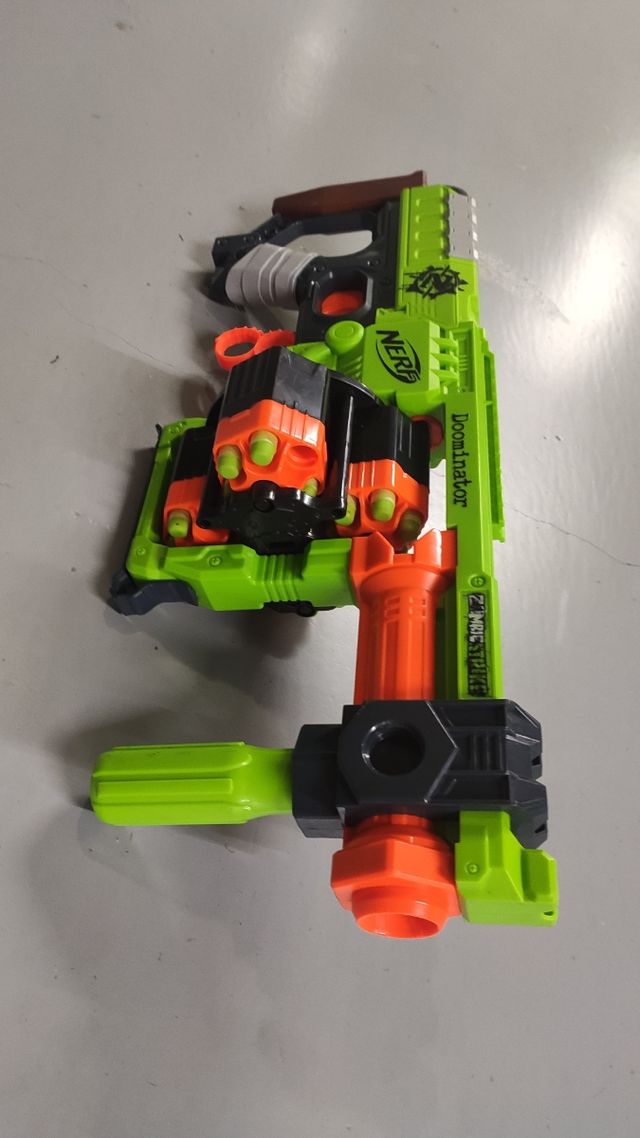Nerf  Zombie Strike Dominator