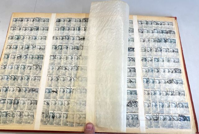 Antiguo clasificador con miles de sellos de España