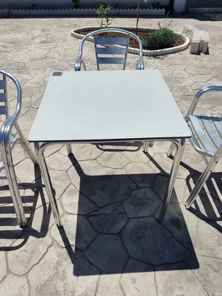 Conjunto mesa y sillas