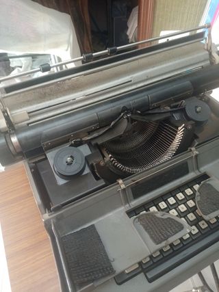 Maquina de escribir Olivetti itrea