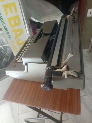 Maquina de escribir Olivetti itrea