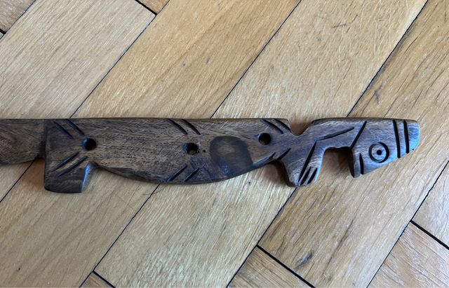 Cuchillo decorativo de madera