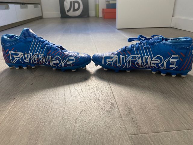 botas de fútbol future puma azules 