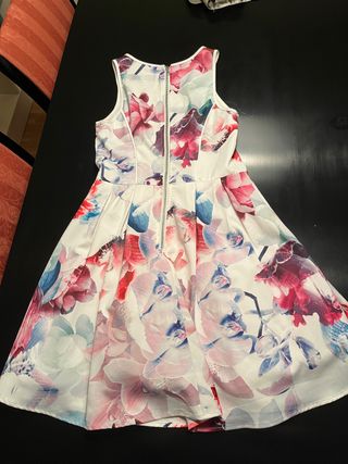 Vestido blanco con flores para fiestas y eventos