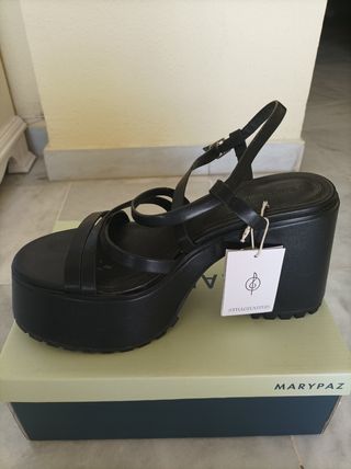 Sandalias tacón plataforma negras Stradivarius