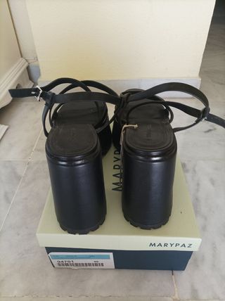 Sandalias tacón plataforma negras Stradivarius