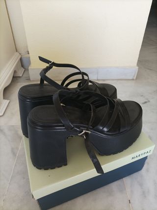 Sandalias tacón plataforma negras Stradivarius