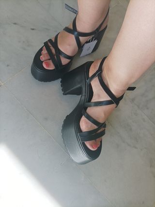 Sandalias tacón plataforma negras Stradivarius