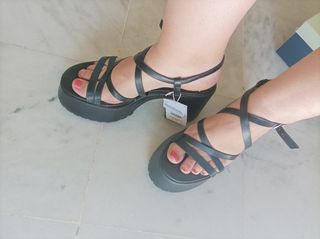 Sandalias tacón plataforma negras Stradivarius