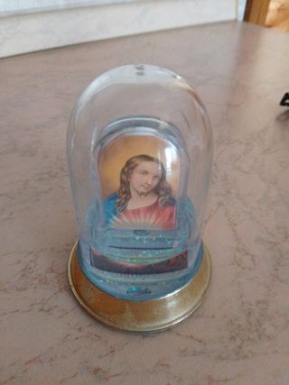 santino con acqua santa