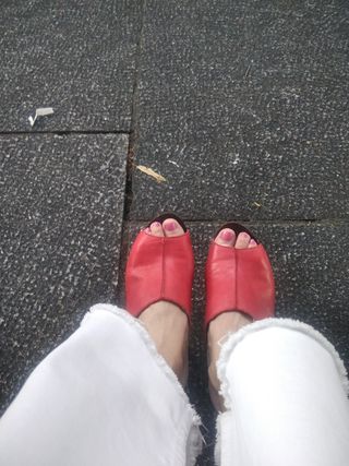 zuecos de piel, tacón y plataforma de madera