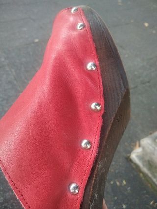 zuecos de piel, tacón y plataforma de madera