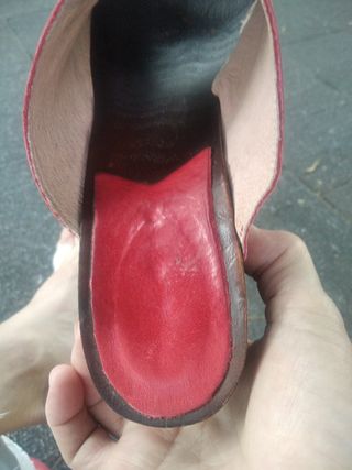 zuecos de piel, tacón y plataforma de madera