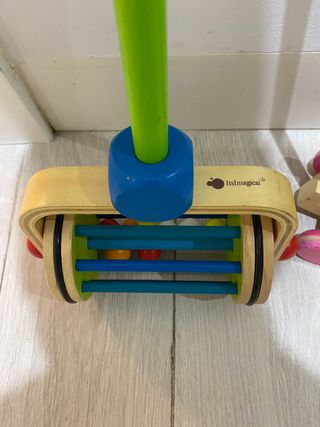 2 Juguetes de madera con ruedas