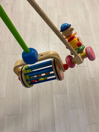 2 Juguetes de madera con ruedas
