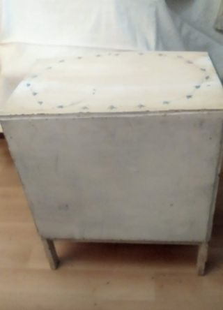 Mesita de noche antigua , con adornos pintados a m