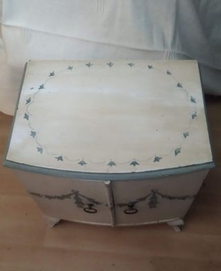 Mesita de noche antigua , con adornos pintados a m