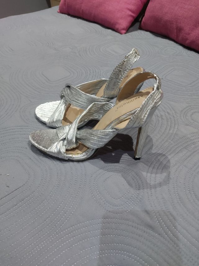 sandalias plateadas