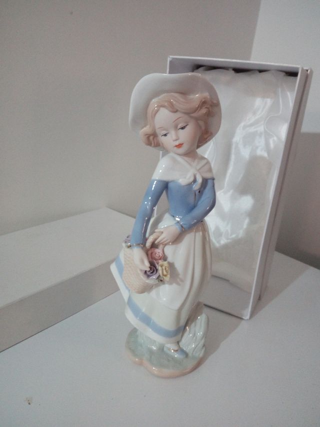 Statuetta in porcellana