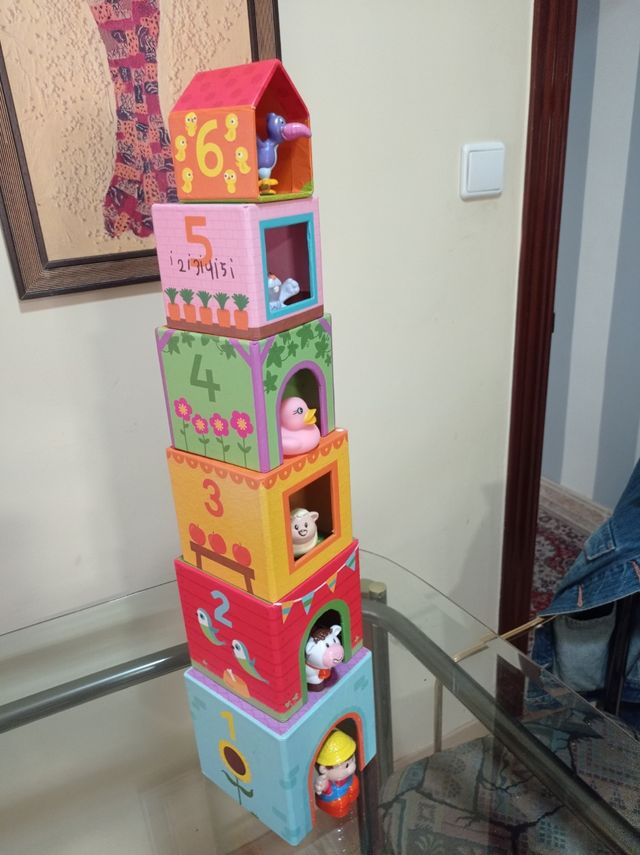 Torre de cubos y animales