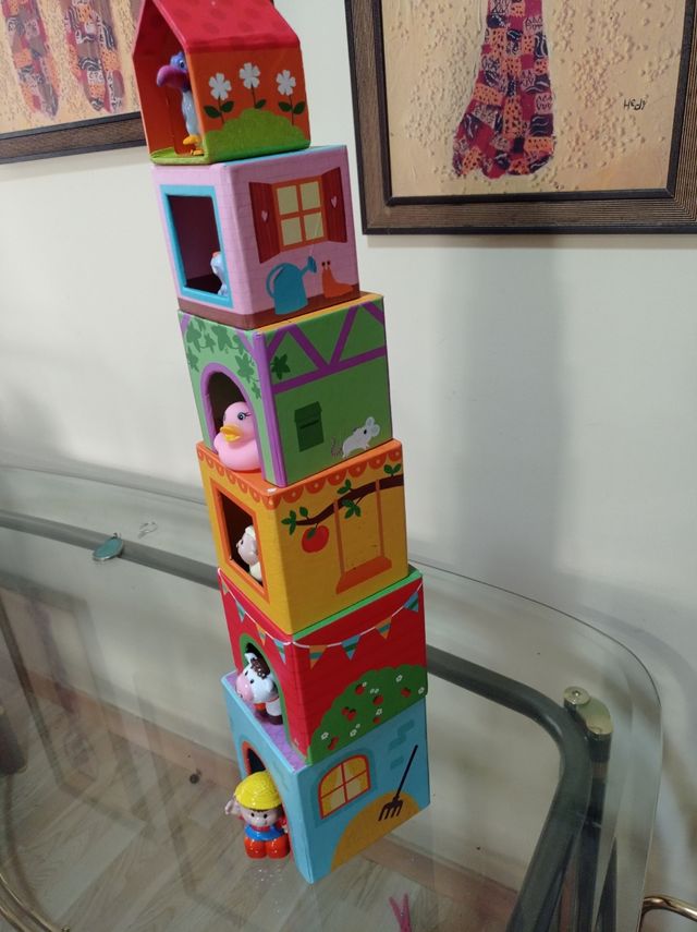 Torre de cubos y animales