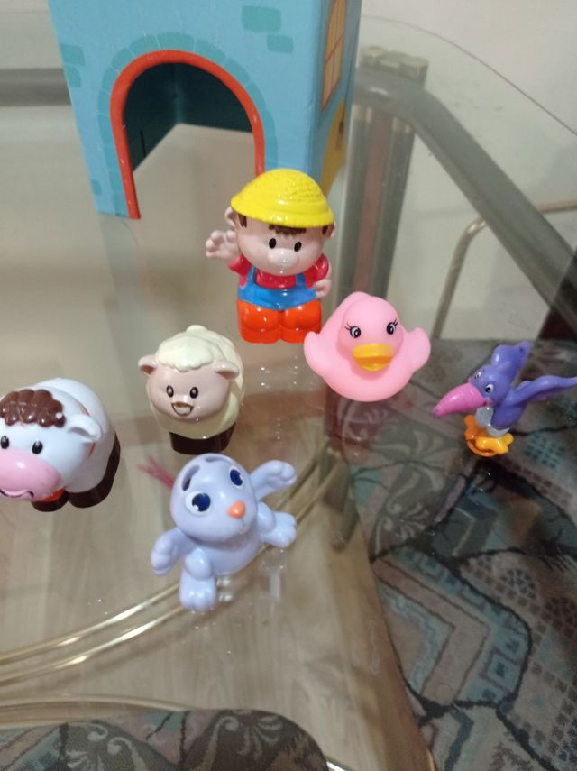 Torre de cubos y animales