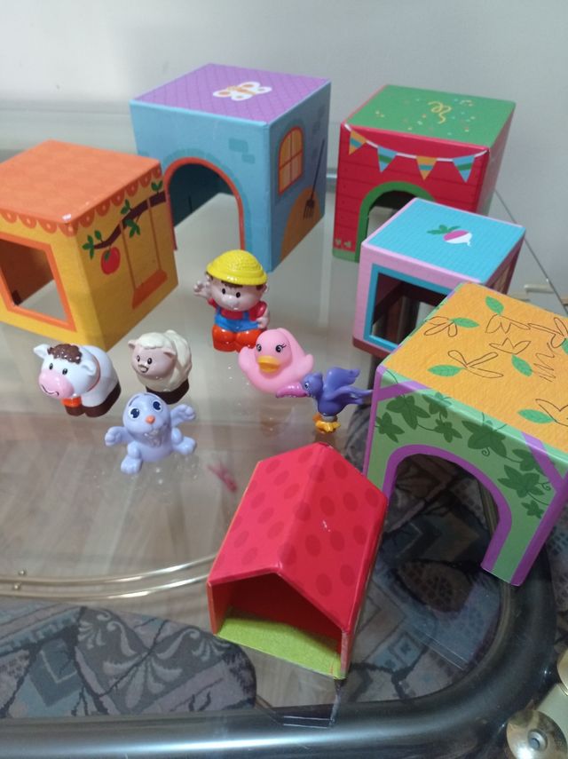 Torre de cubos y animales