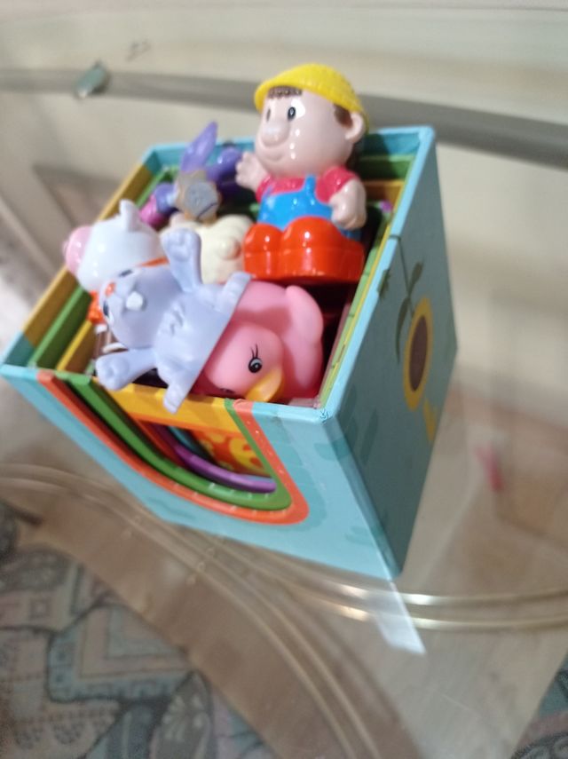 Torre de cubos y animales