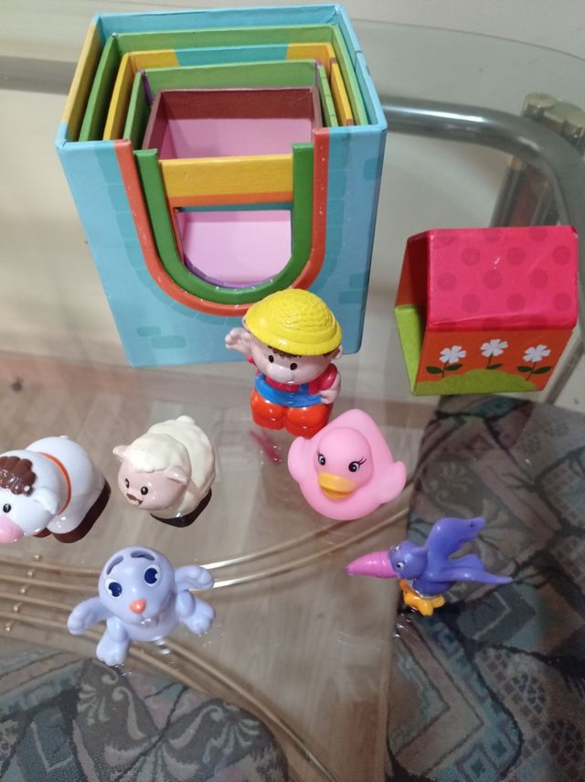 Torre de cubos y animales