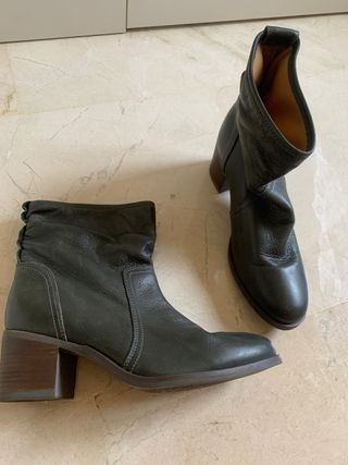 Botas grises, como nuevas.