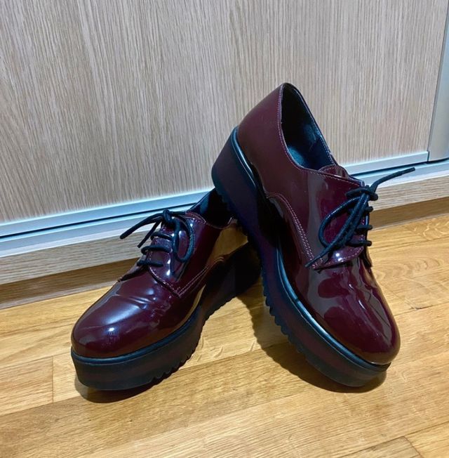 Zapatos de charol con plataforma