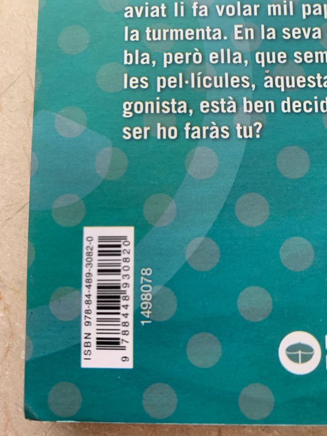 Xènia tens un whatsapp, libro.