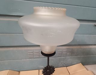 Lámpara con base madera e hierro estilo forja.