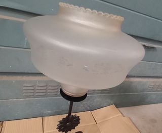 Lámpara con base madera e hierro estilo forja.