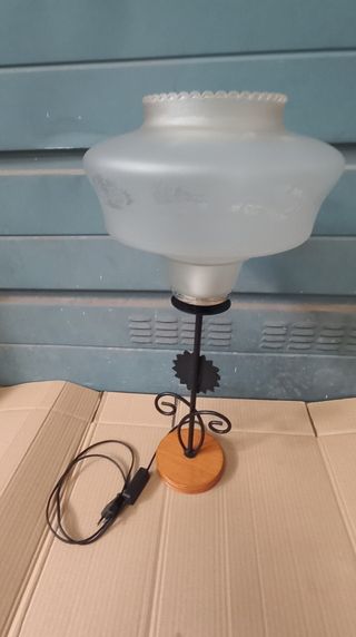 Lámpara con base madera e hierro estilo forja.