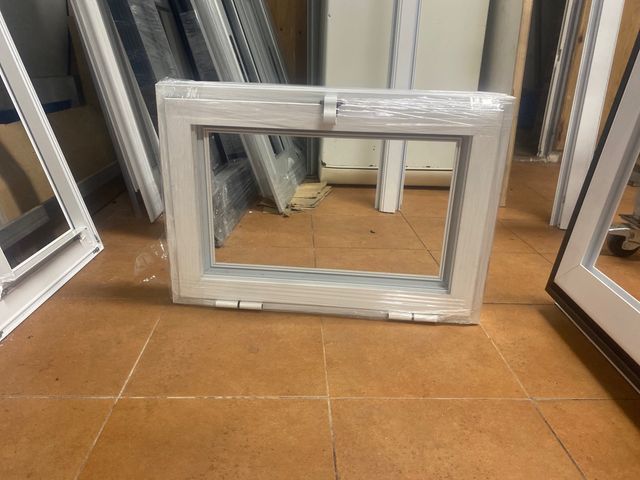 ventana batiente en blanco