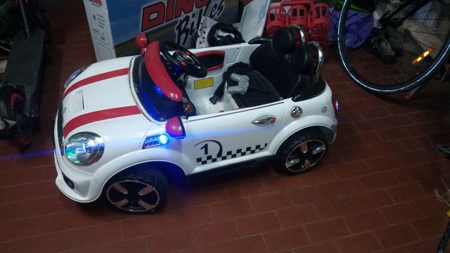 Macchinina a batteria con telecomando