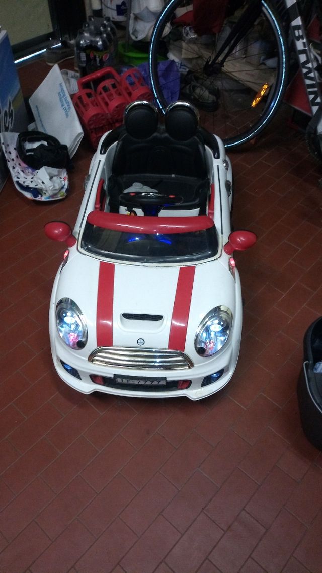 Macchinina a batteria con telecomando